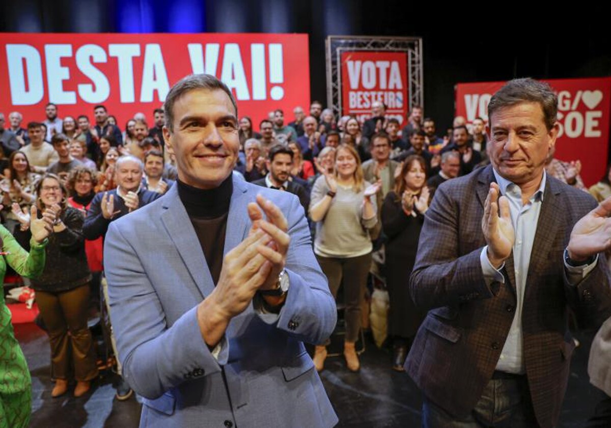 Pedro Sánchez junto al candidato del PSOE a la Xunta de Galicia, José Ramón Gómez Besteiro