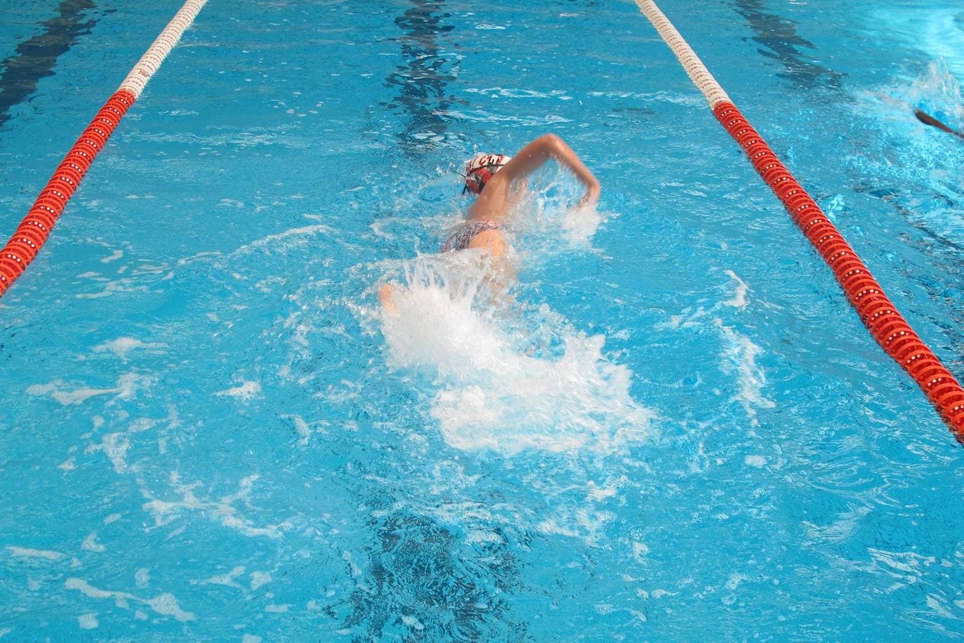 Imagen de una nadadora en una piscina municipal alicantina