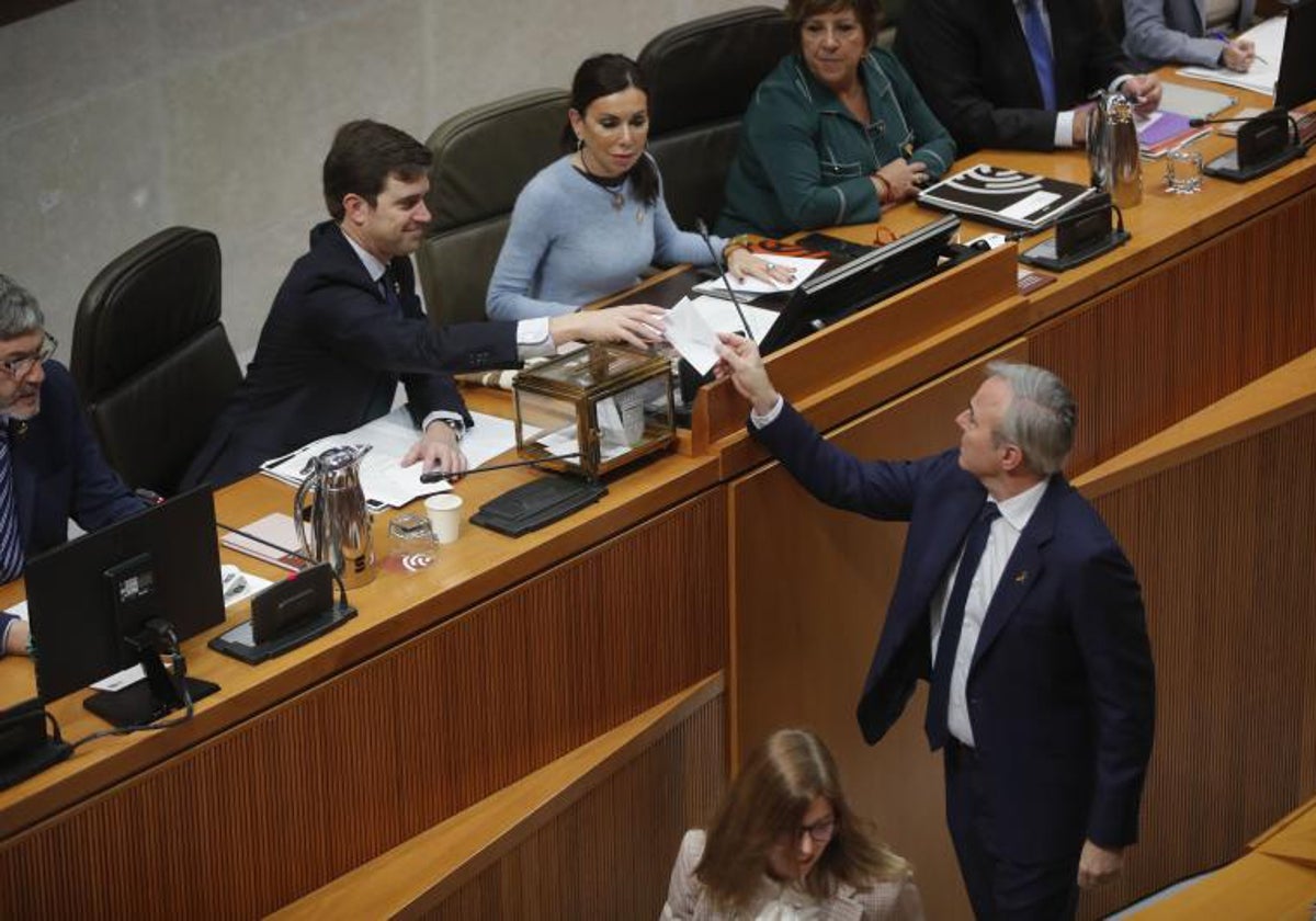 El presidente de Aragón, Jorge Azcón, durante la el pleno de este jueves