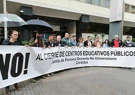 La Junta de Personal Docente de Córdoba se concentra contra el cierre de dos colegios en Palmeras