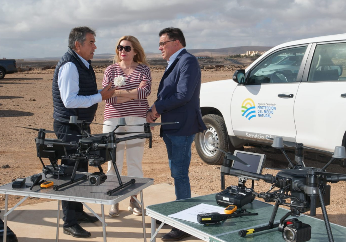 El consejero de Política Territorial, Manuel Miranda, participa del primer vuelo de la nueva unidad de drones