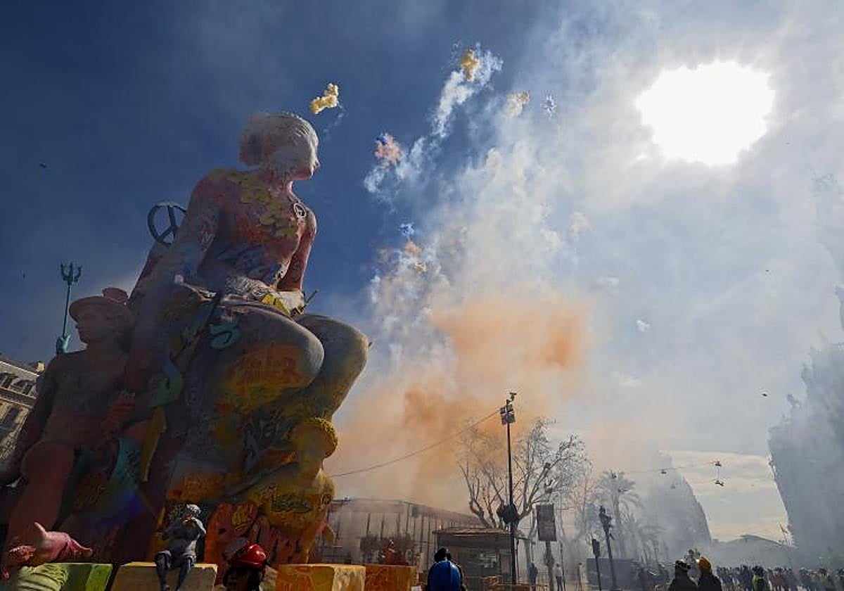 Imagen de archivo tomada durante una mascletà de Valencia