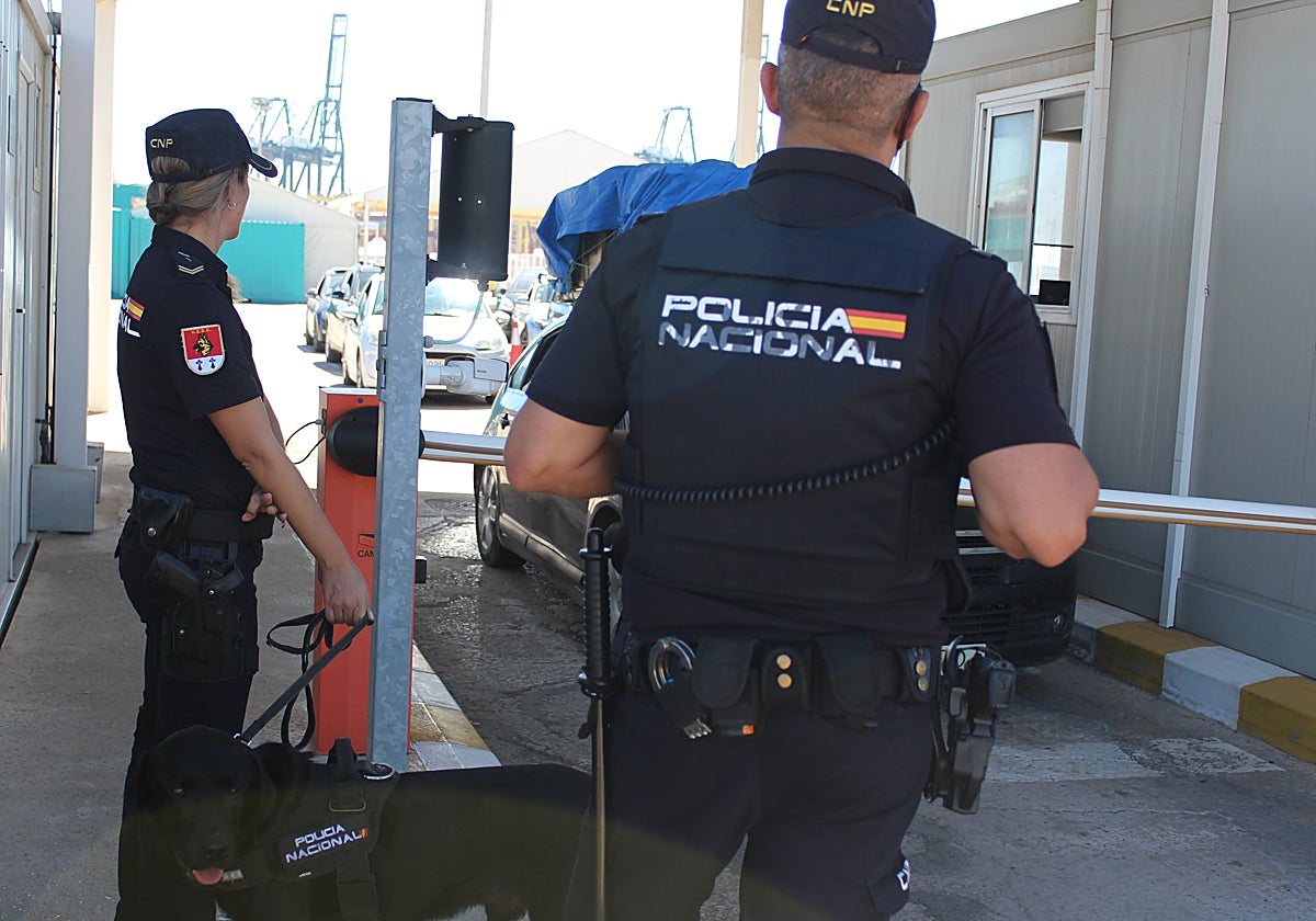 Policías nacionales en el puerto de Valencia