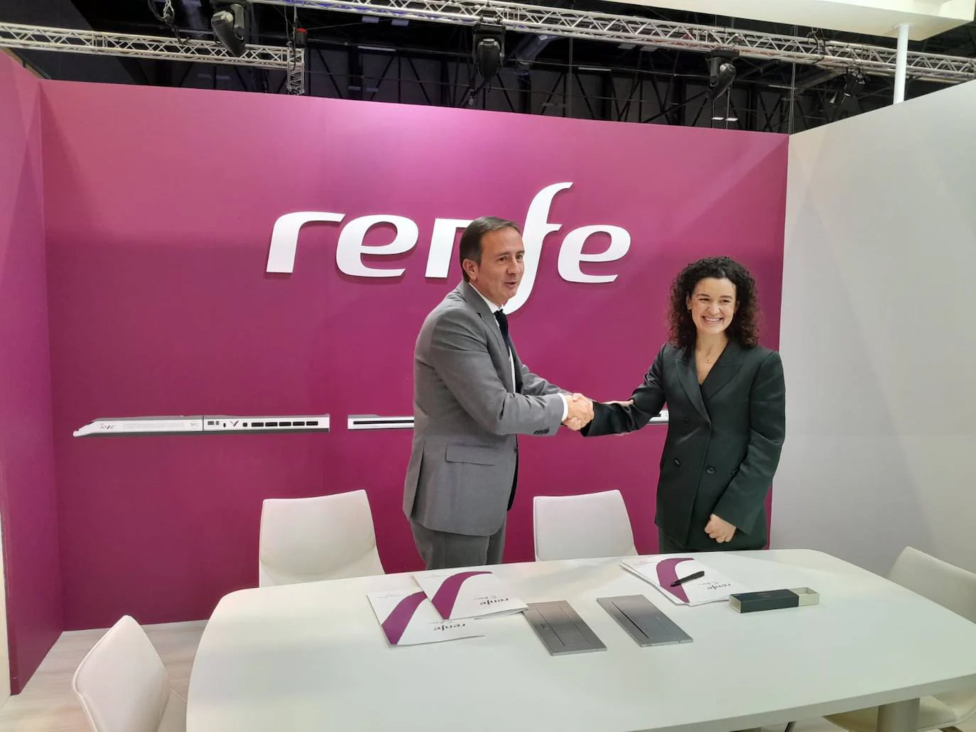 Imagen de Javier Pérez y Alejandra Silvestre tras la firma del acuerdo entre Renfe y Fundación Hortensia Herrero