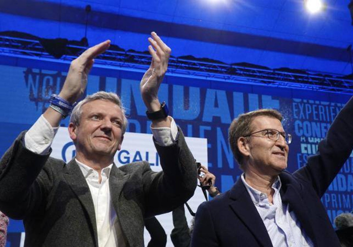 Alfonso Rueda y Alberto Núñez Feijóo saludan este viernes desde Palexco, en el