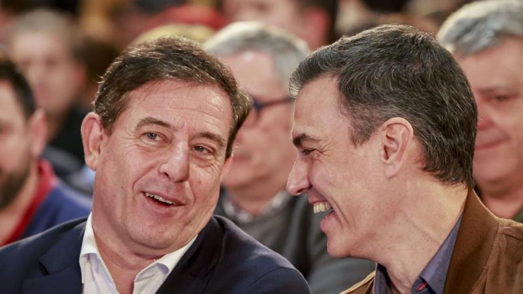 Pedro Sánchez junto al candidato del PSOE en las elecciones gallegas, José Ramón Gómez Besteiro