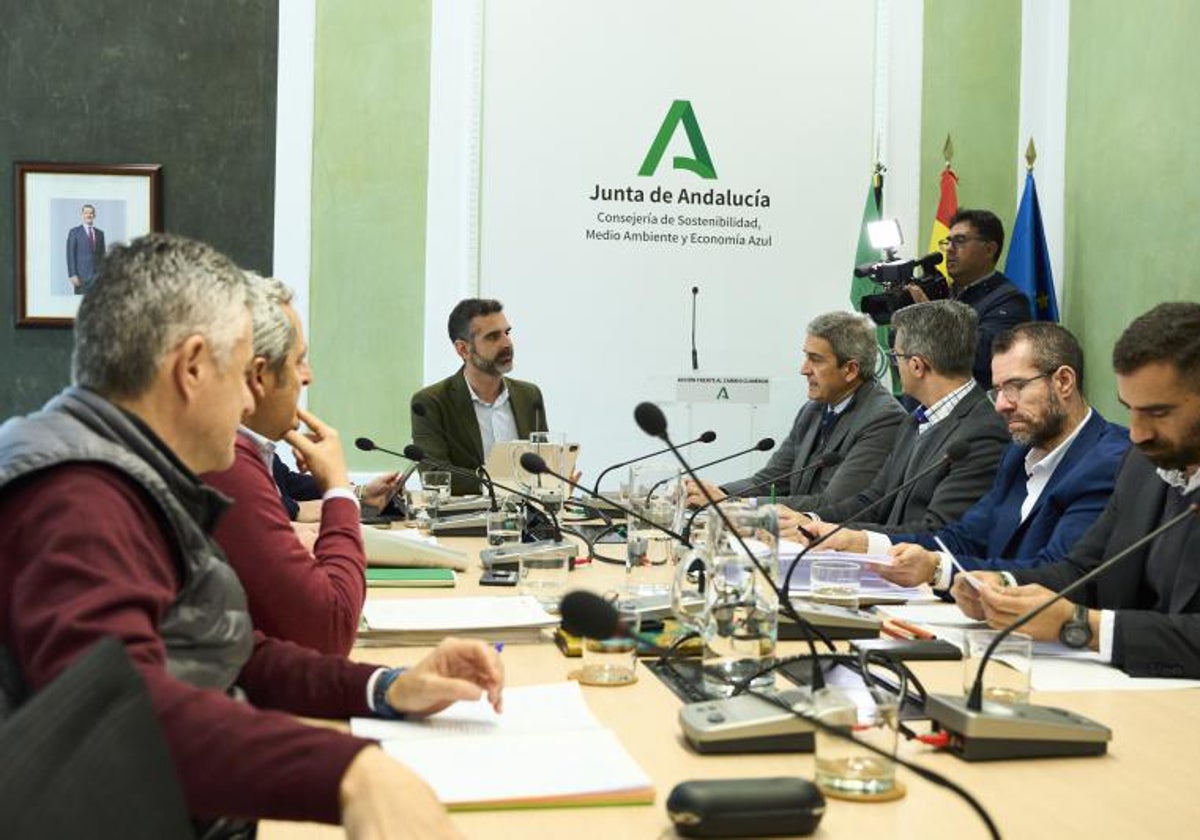 El consejero Ramón Fernández-Pacheco junto a representantes de la Asociación Andaluza de Caza