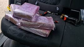 La Guardia Civil pilla a un hombre que intentaba llevar 5,6 kilos de cocaína oculta en su coche desde Denia a Mallorca