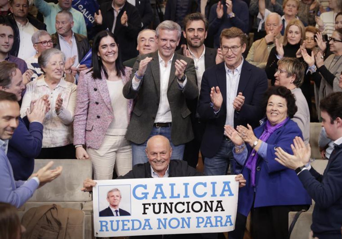 Rueda y Feijóo durante el cierre de campaña del PP en La Coruña