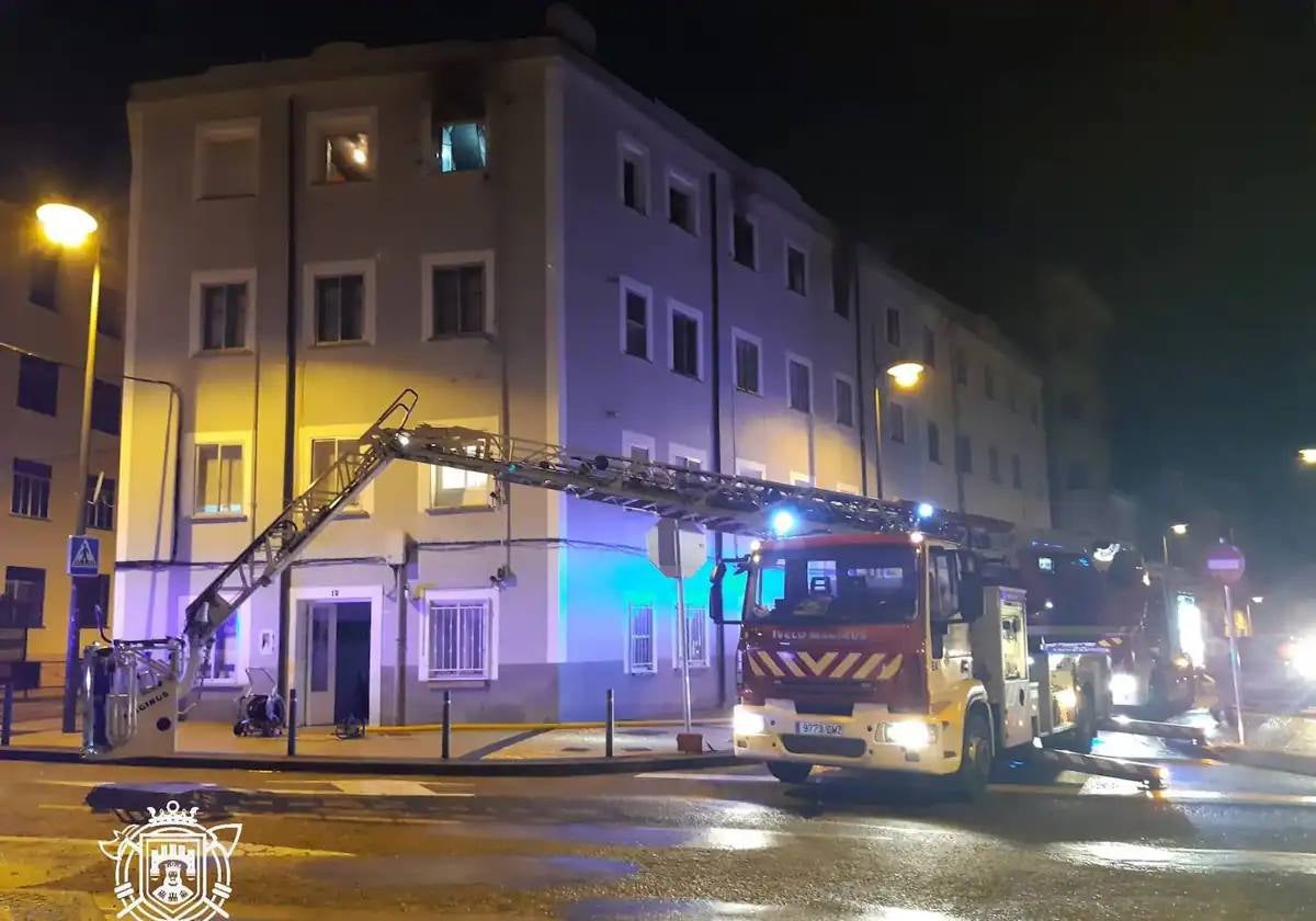 Imagen de la intervención de los bomberos en un incendio en Burgos