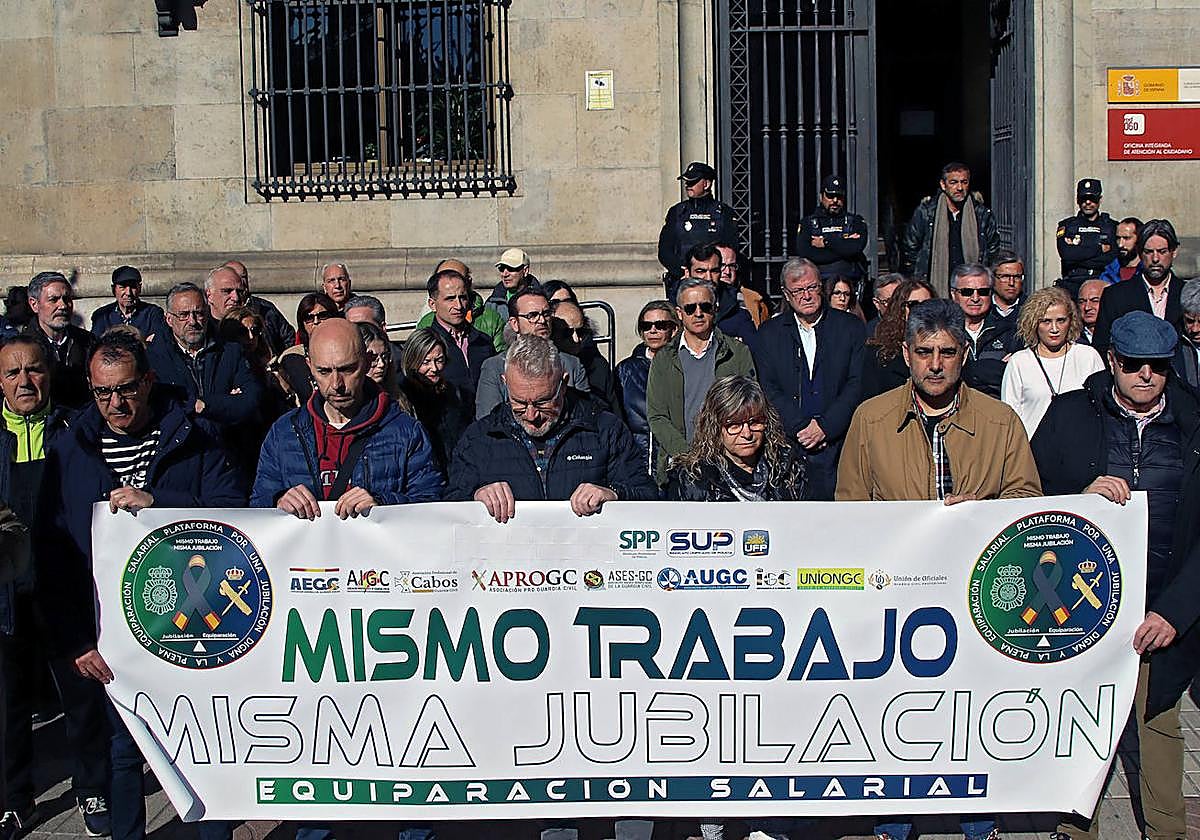 La Plataforma por una Jubilación Digna y la Plena Equiparación Salarial de Policías y Guardias Civiles se concentra ante la subdelegación del Gobierno en León