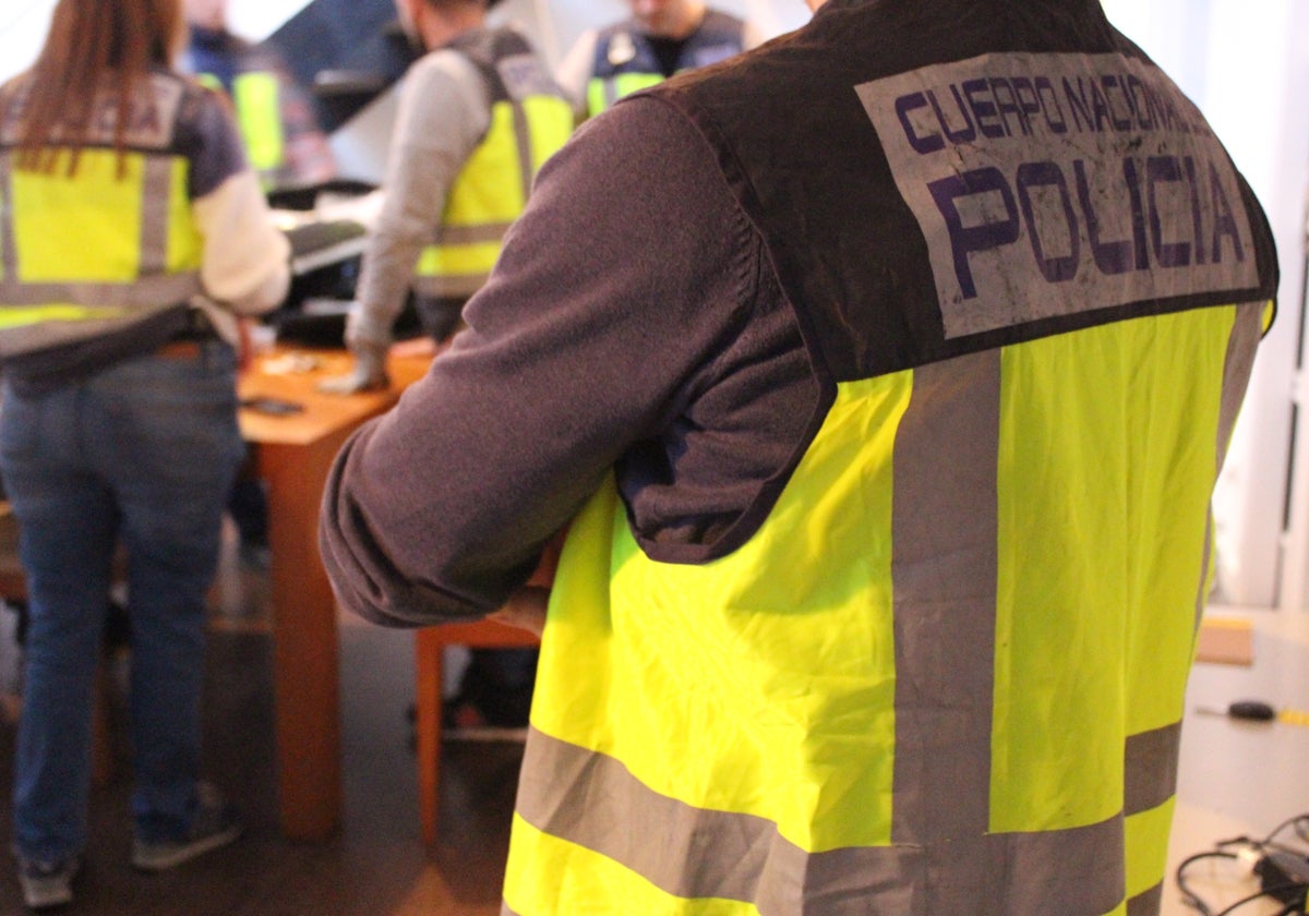 Imagen de archivo de un agente de la Policía Nacional durante un registro