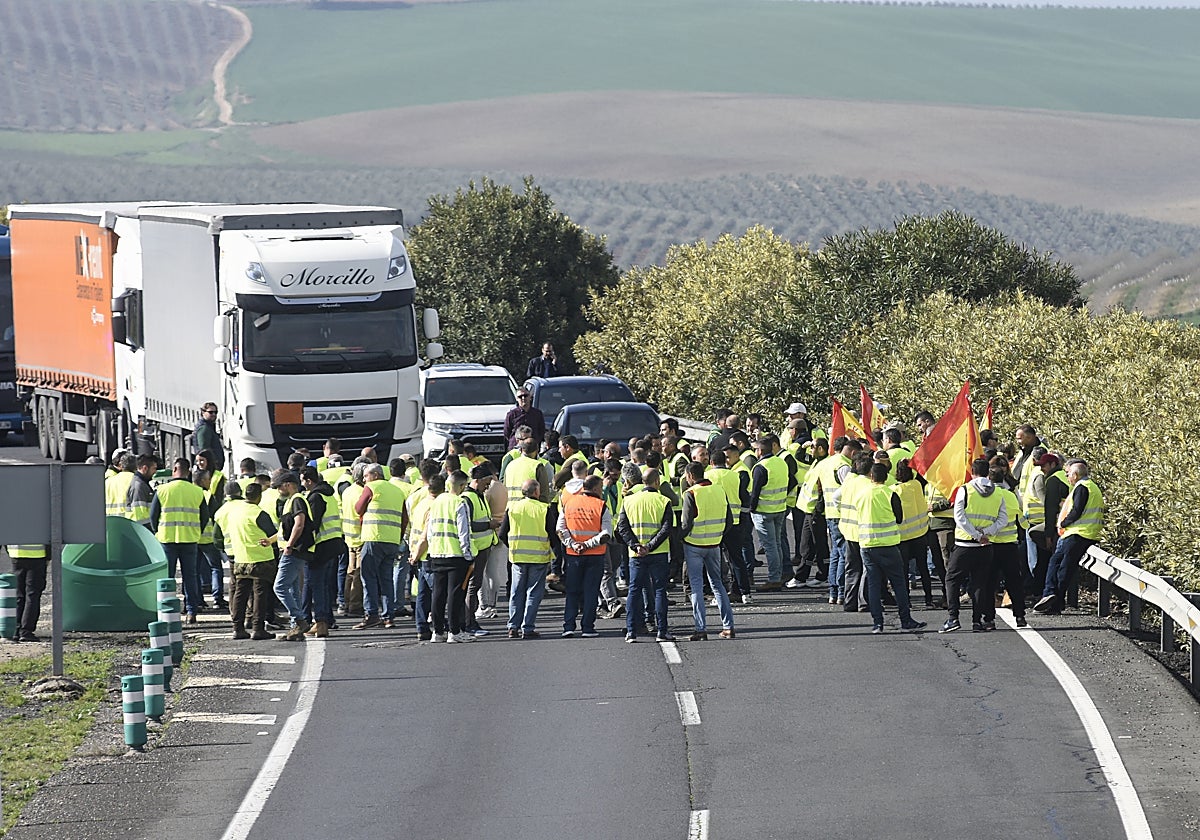 Los agricultores en un momento de la protesta en la A-4  a la atura de Aldea Quintana en La Carlota