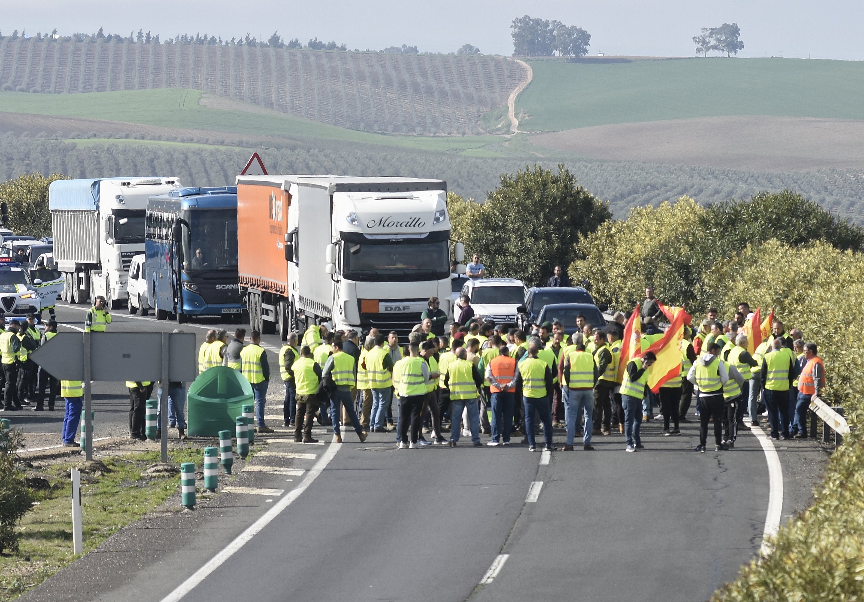 Fotos: el corte de la autovía A-4 por los agricultores en La Carlota