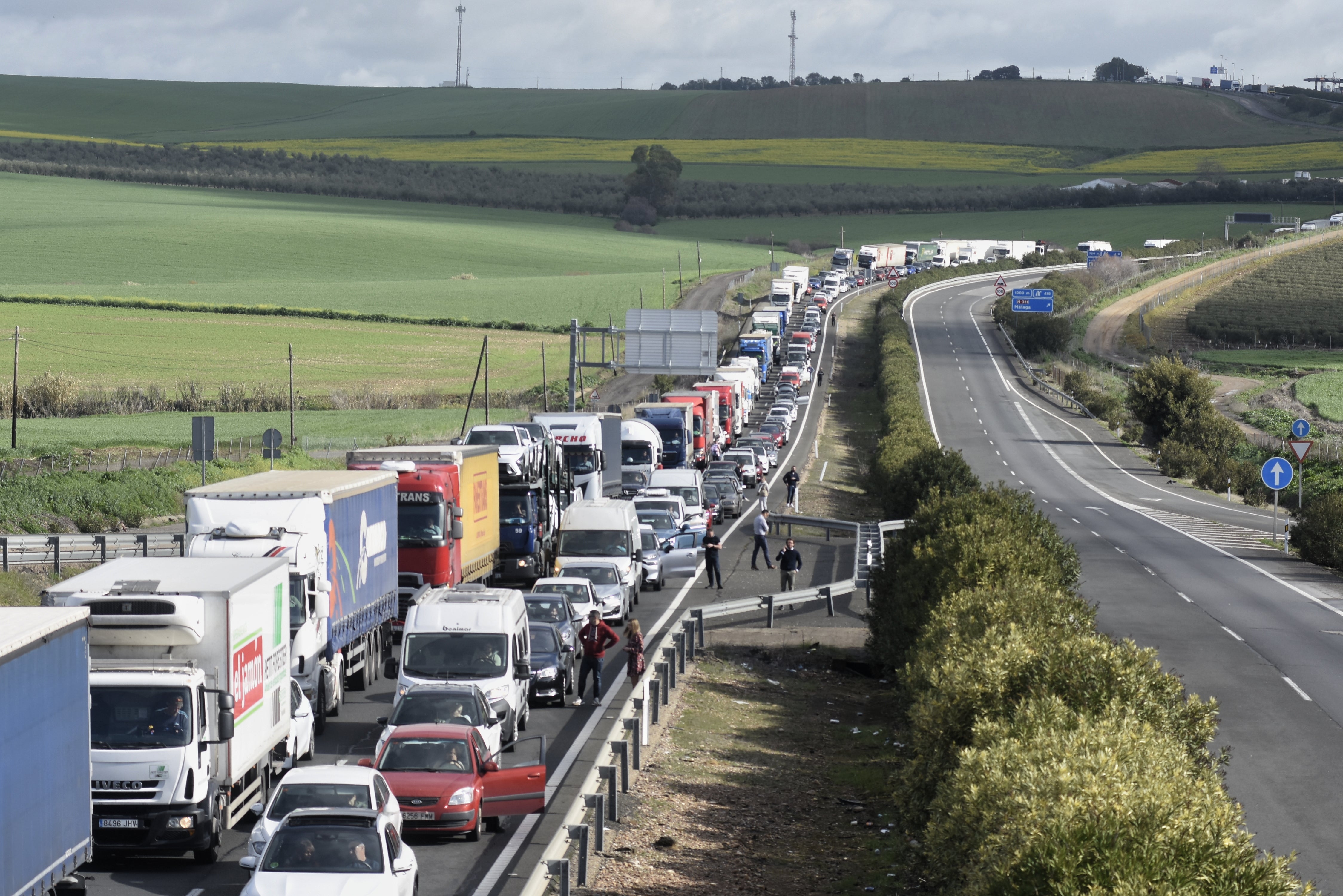 Fotos: el corte de la autovía A-4 por los agricultores en La Carlota