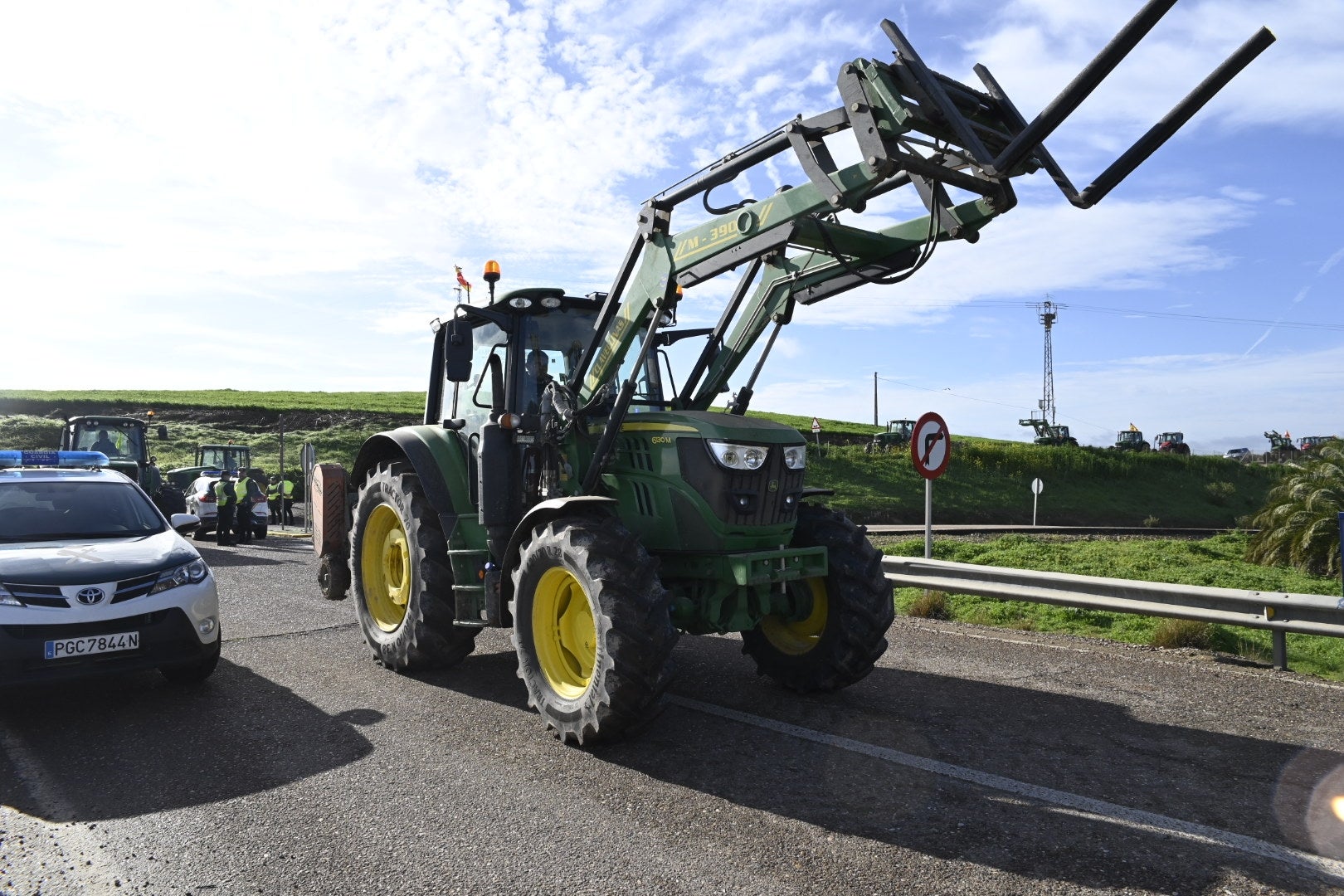 Fotos: el corte de la autovía A-4 por los agricultores en La Carlota
