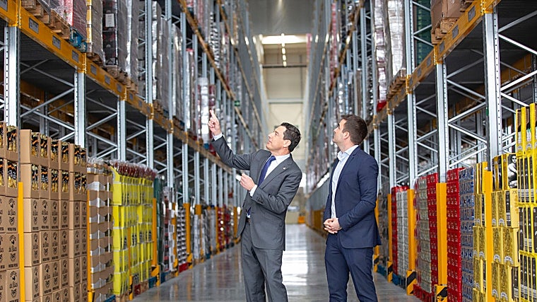 Juanma Moreno, junto al director general de Lidl en Andalucía, Carlos Martínez