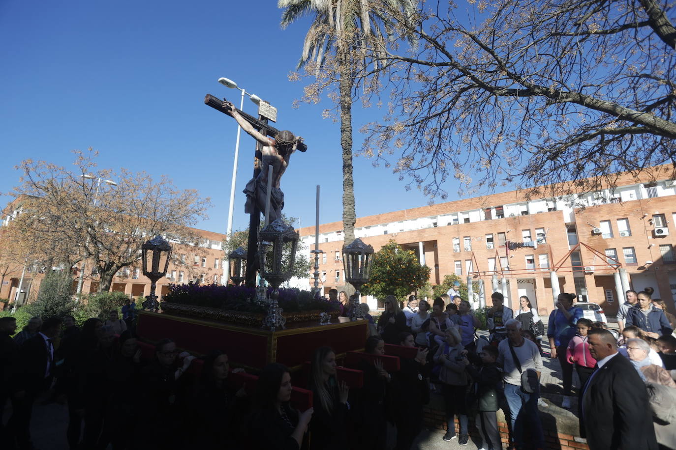 Fotos: El Cristo de la Piedad sale hacia la Catedral para el Vía Crucis de las cofradías de Córdoba