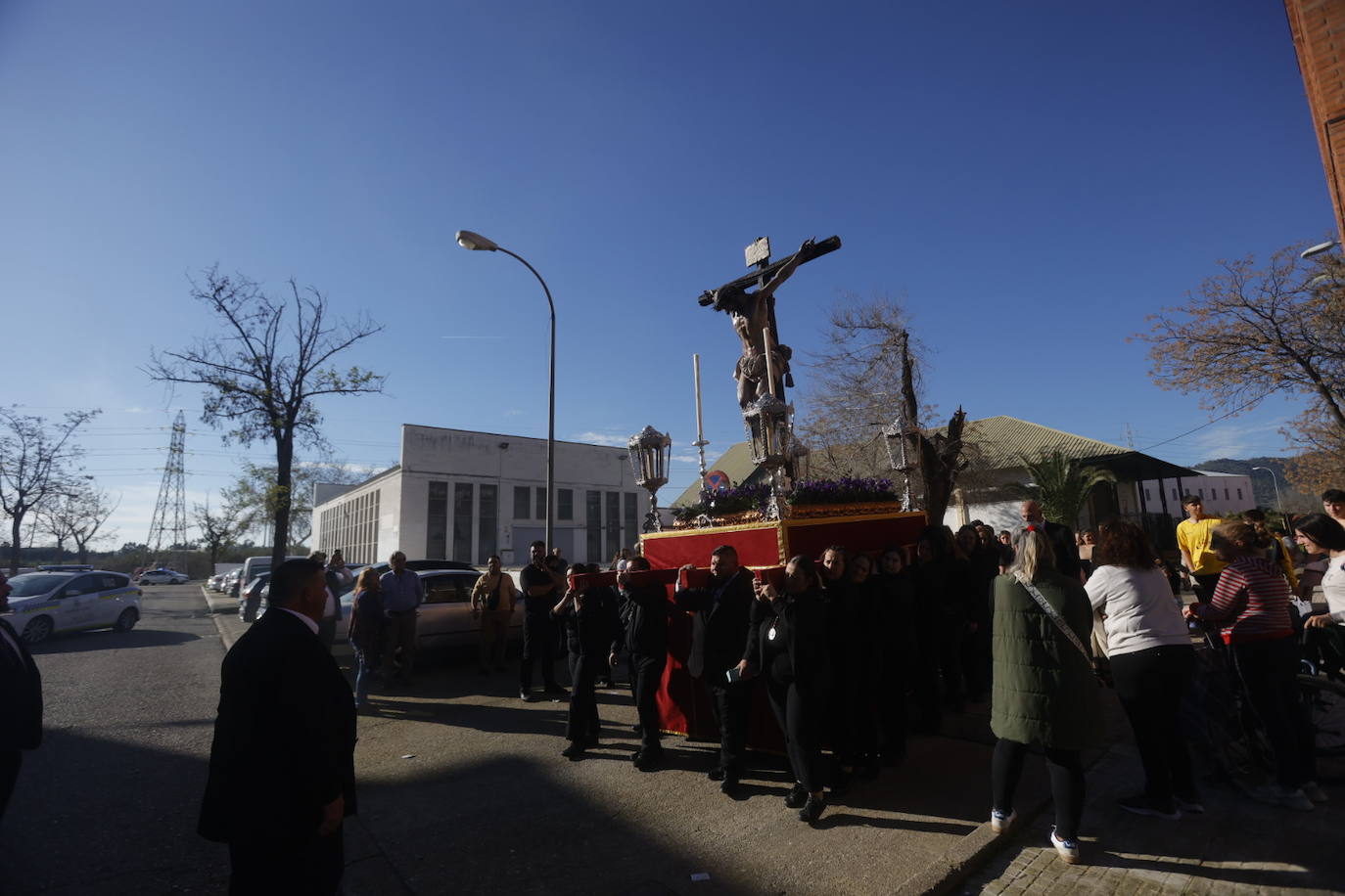 Fotos: El Cristo de la Piedad sale hacia la Catedral para el Vía Crucis de las cofradías de Córdoba