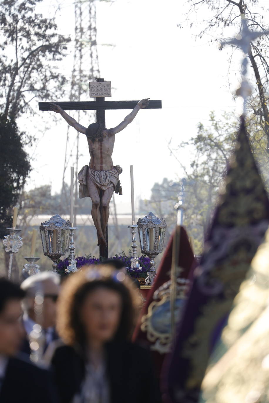 Fotos: El Cristo de la Piedad sale hacia la Catedral para el Vía Crucis de las cofradías de Córdoba