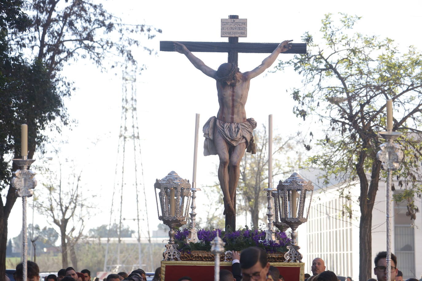 Fotos: El Cristo de la Piedad sale hacia la Catedral para el Vía Crucis de las cofradías de Córdoba