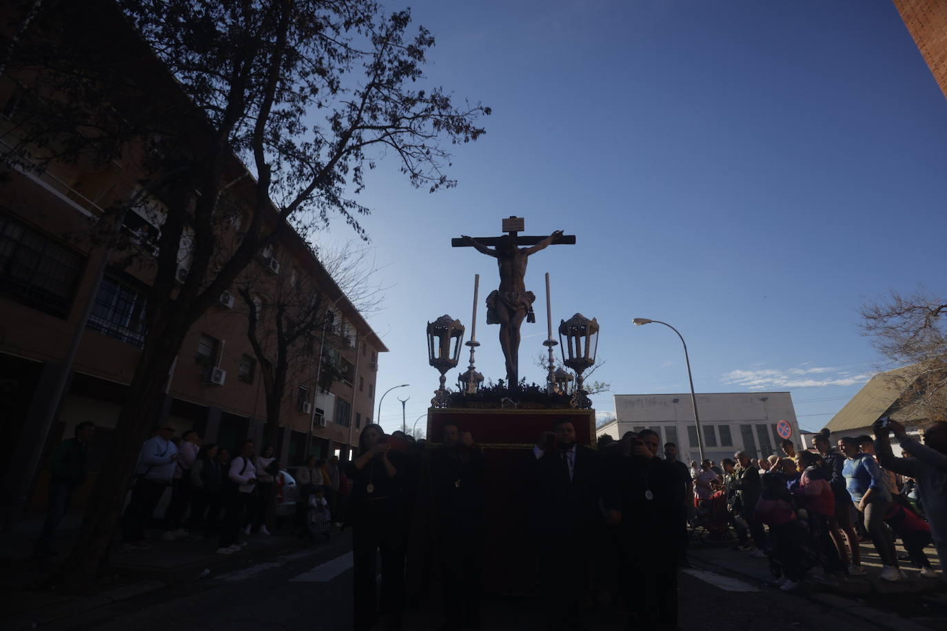 Fotos: El Cristo de la Piedad sale hacia la Catedral para el Vía Crucis de las cofradías de Córdoba