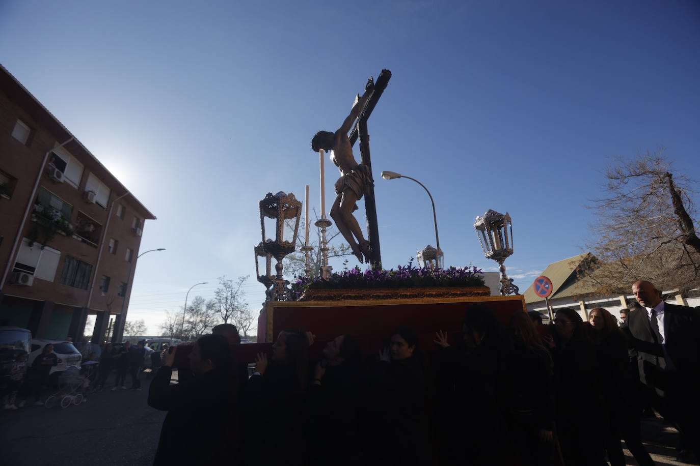 Fotos: El Cristo de la Piedad sale hacia la Catedral para el Vía Crucis de las cofradías de Córdoba