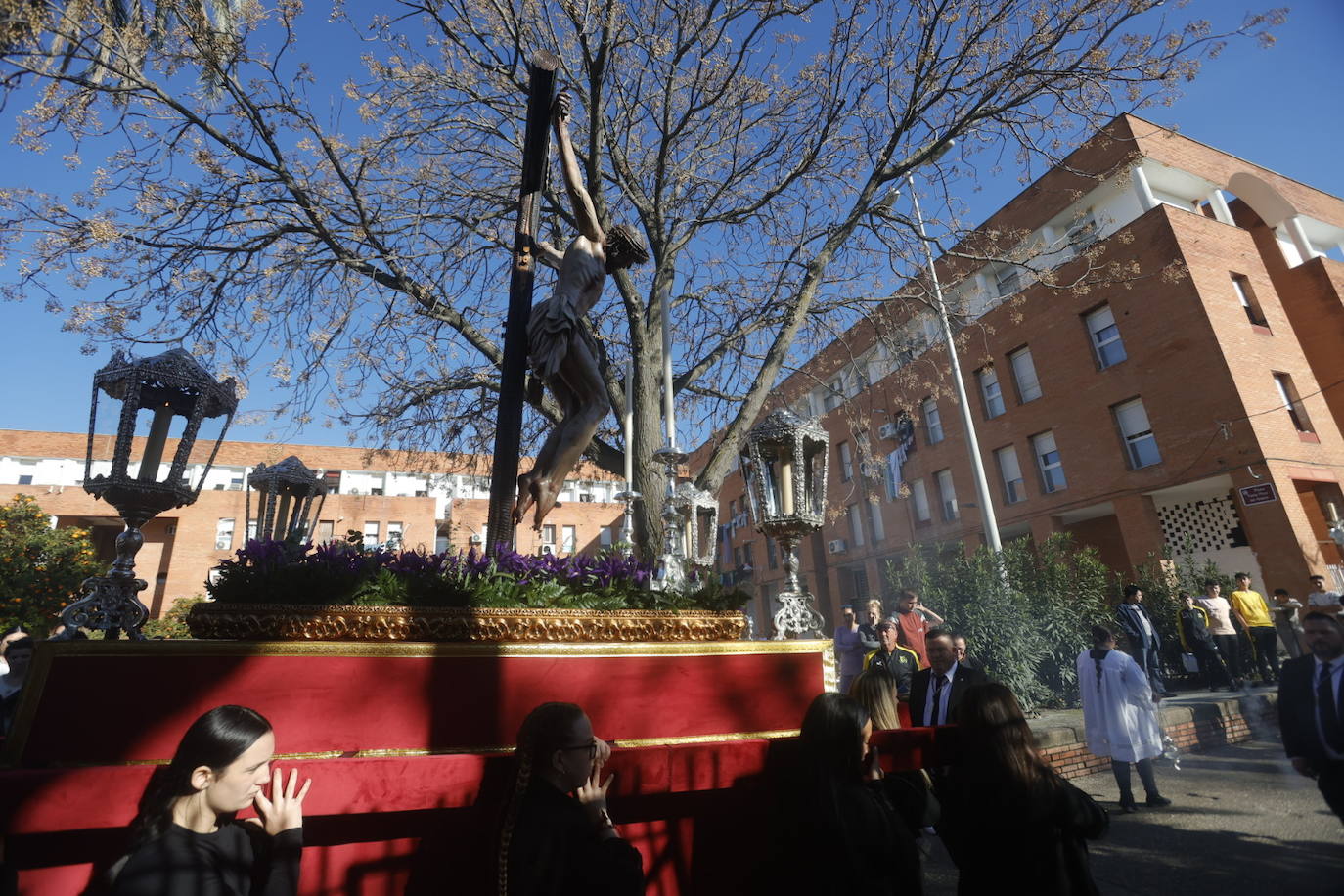 Fotos: El Cristo de la Piedad sale hacia la Catedral para el Vía Crucis de las cofradías de Córdoba