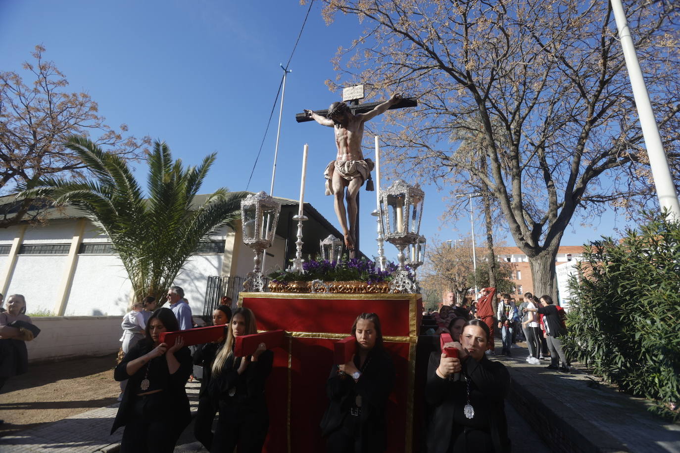 Fotos: El Cristo de la Piedad sale hacia la Catedral para el Vía Crucis de las cofradías de Córdoba