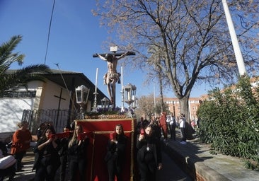 Fotos: El Cristo de la Piedad sale hacia la Catedral para el Vía Crucis de las cofradías