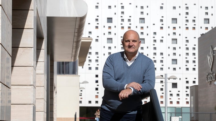 El empresario, con el Centro de Convenciones al fondo