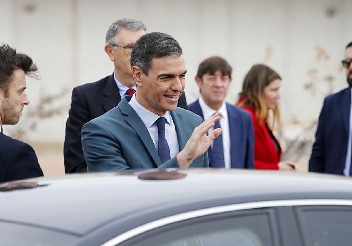 El presidente del Gobierno, Pedro Sánchez, saluda a su llegada a la desaladora de Torrevieja