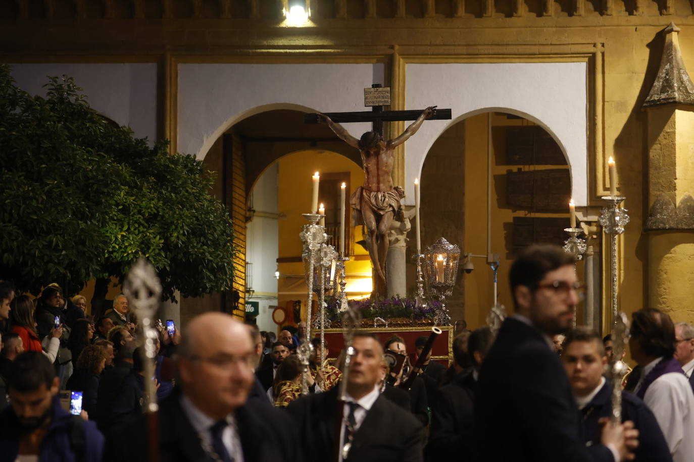 Fotos: El sobrecogedor Vía Crucis de las hermandades en torno al Cristo de la Piedad de Córdoba