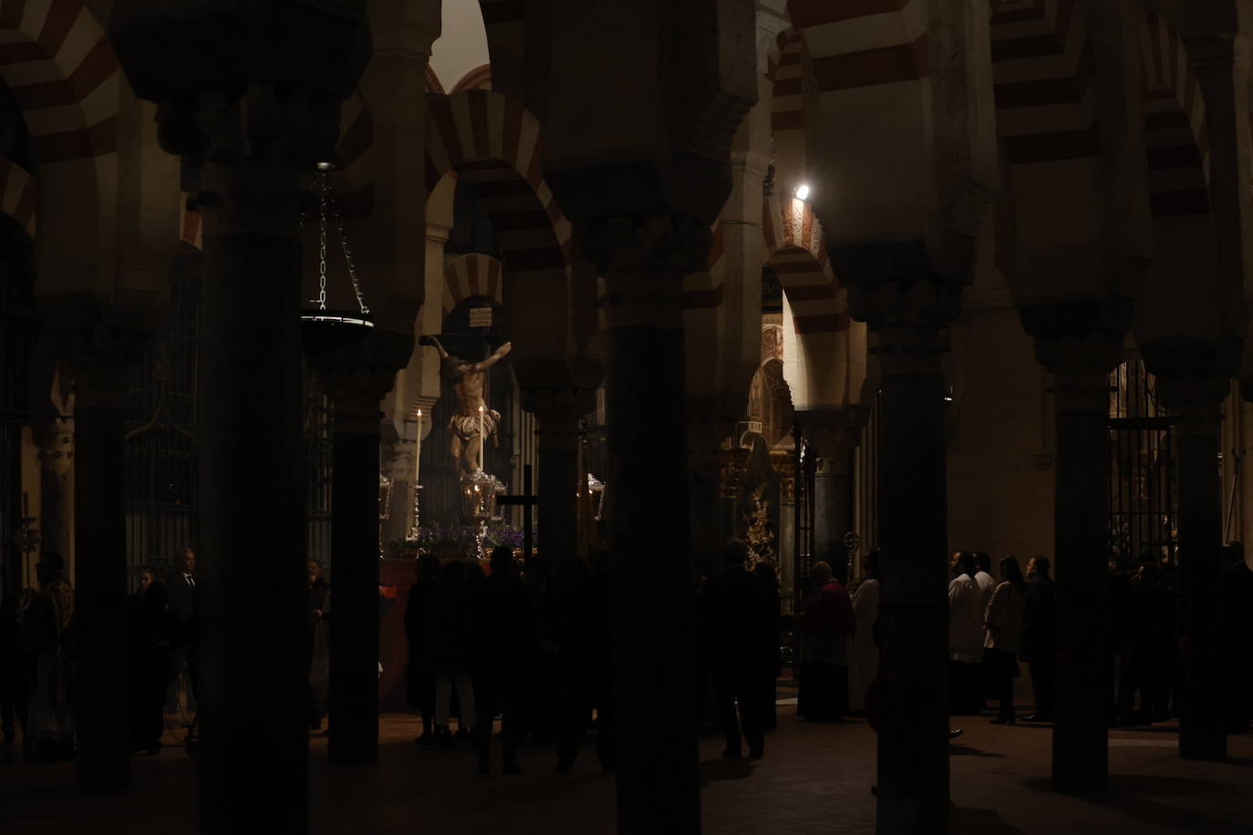 Fotos: El sobrecogedor Vía Crucis de las hermandades en torno al Cristo de la Piedad de Córdoba