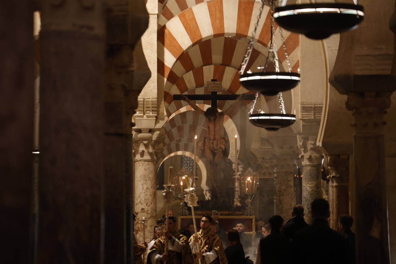 Fotos: El sobrecogedor Vía Crucis de las hermandades en torno al Cristo de la Piedad de Córdoba