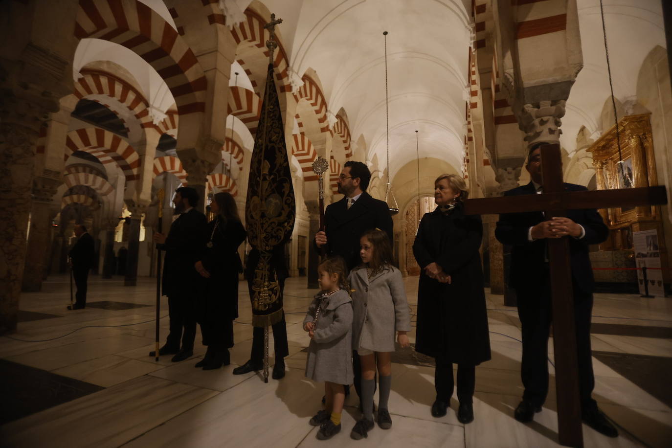 Fotos: El sobrecogedor Vía Crucis de las hermandades en torno al Cristo de la Piedad de Córdoba