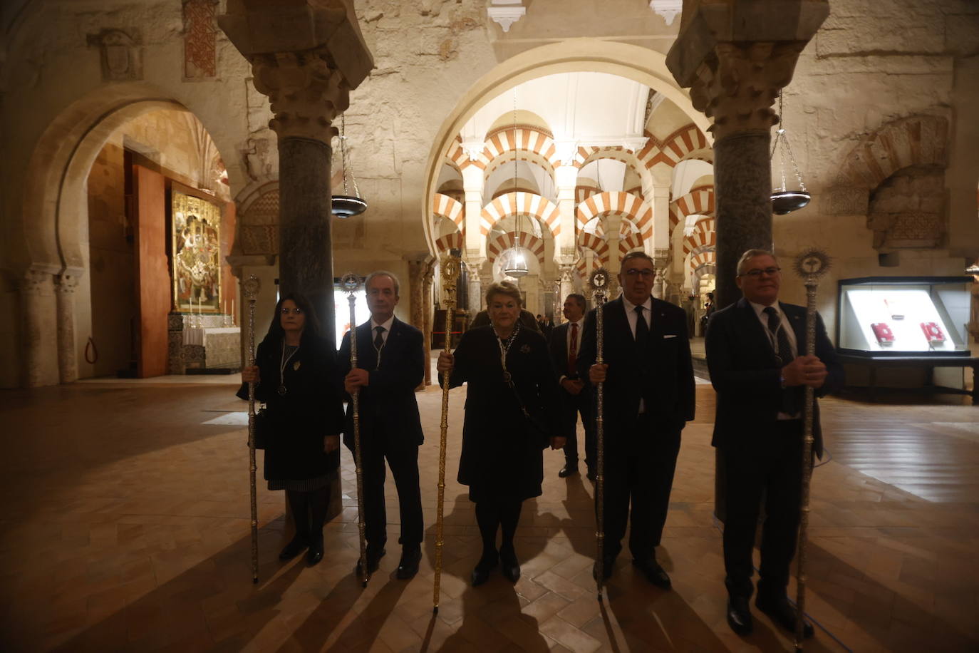 Fotos: El sobrecogedor Vía Crucis de las hermandades en torno al Cristo de la Piedad de Córdoba