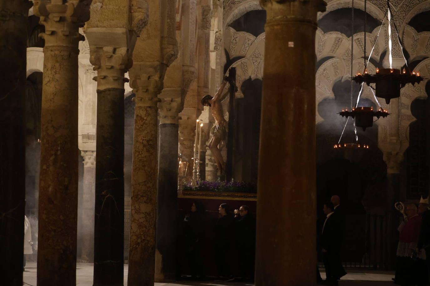 Fotos: El sobrecogedor Vía Crucis de las hermandades en torno al Cristo de la Piedad de Córdoba