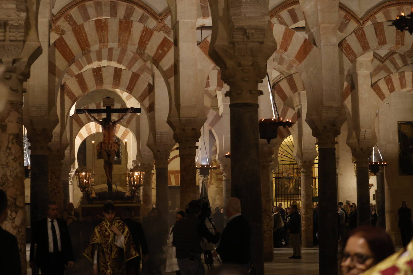 Fotos: El sobrecogedor Vía Crucis de las hermandades en torno al Cristo de la Piedad de Córdoba