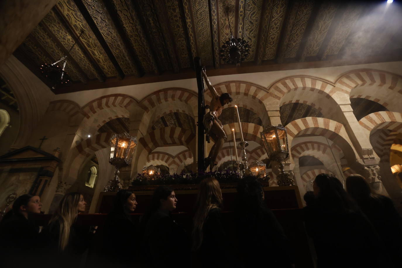 Fotos: El sobrecogedor Vía Crucis de las hermandades en torno al Cristo de la Piedad de Córdoba