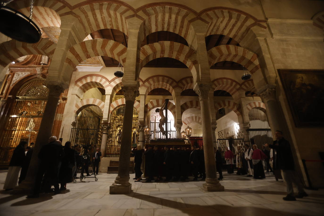 Fotos: El sobrecogedor Vía Crucis de las hermandades en torno al Cristo de la Piedad de Córdoba