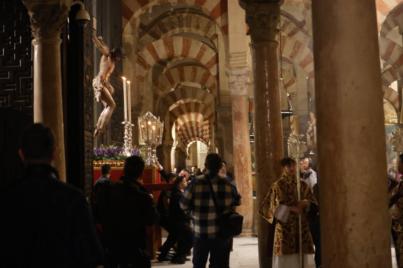 Fotos: El sobrecogedor Vía Crucis de las hermandades en torno al Cristo de la Piedad de Córdoba