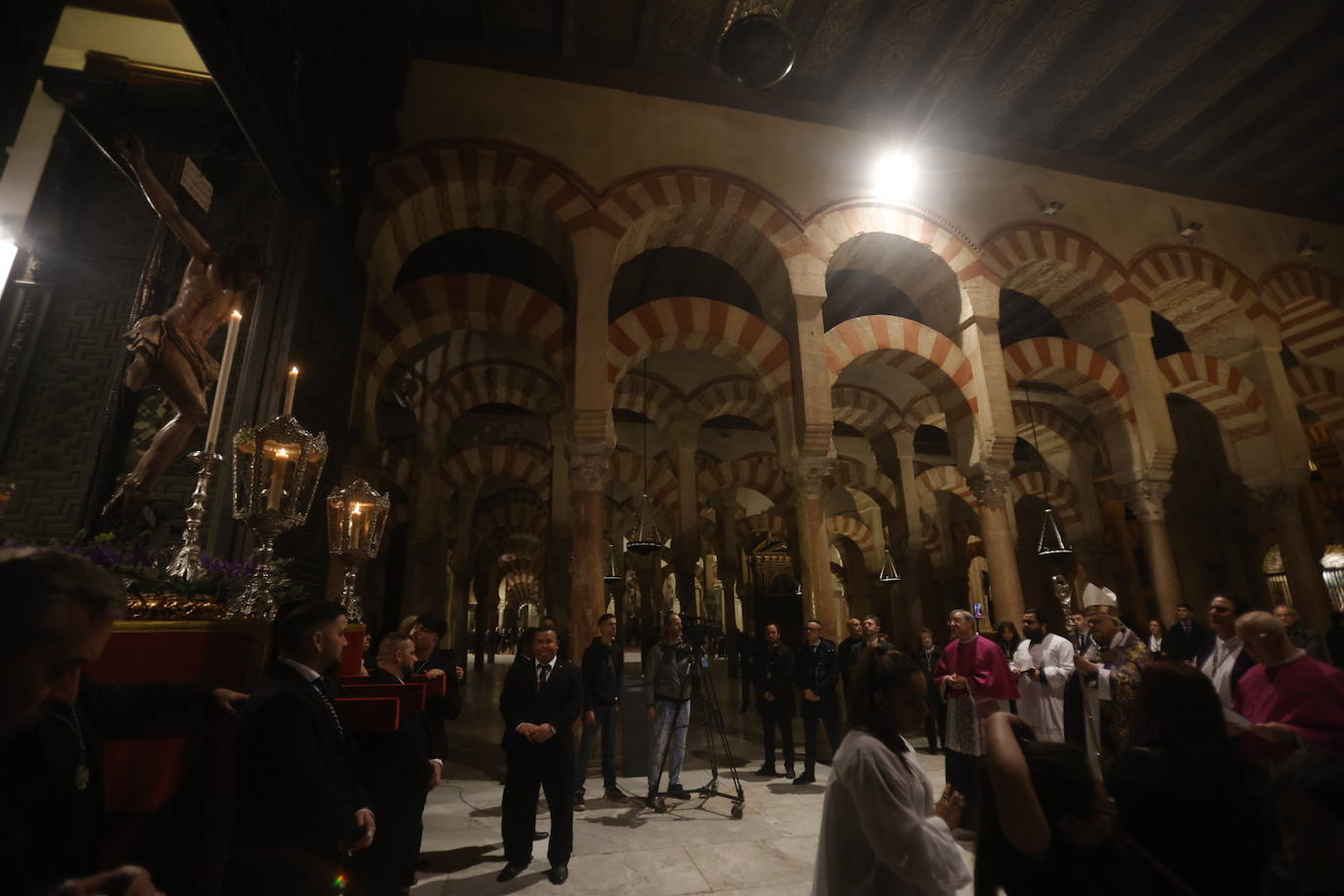 Fotos: El sobrecogedor Vía Crucis de las hermandades en torno al Cristo de la Piedad de Córdoba