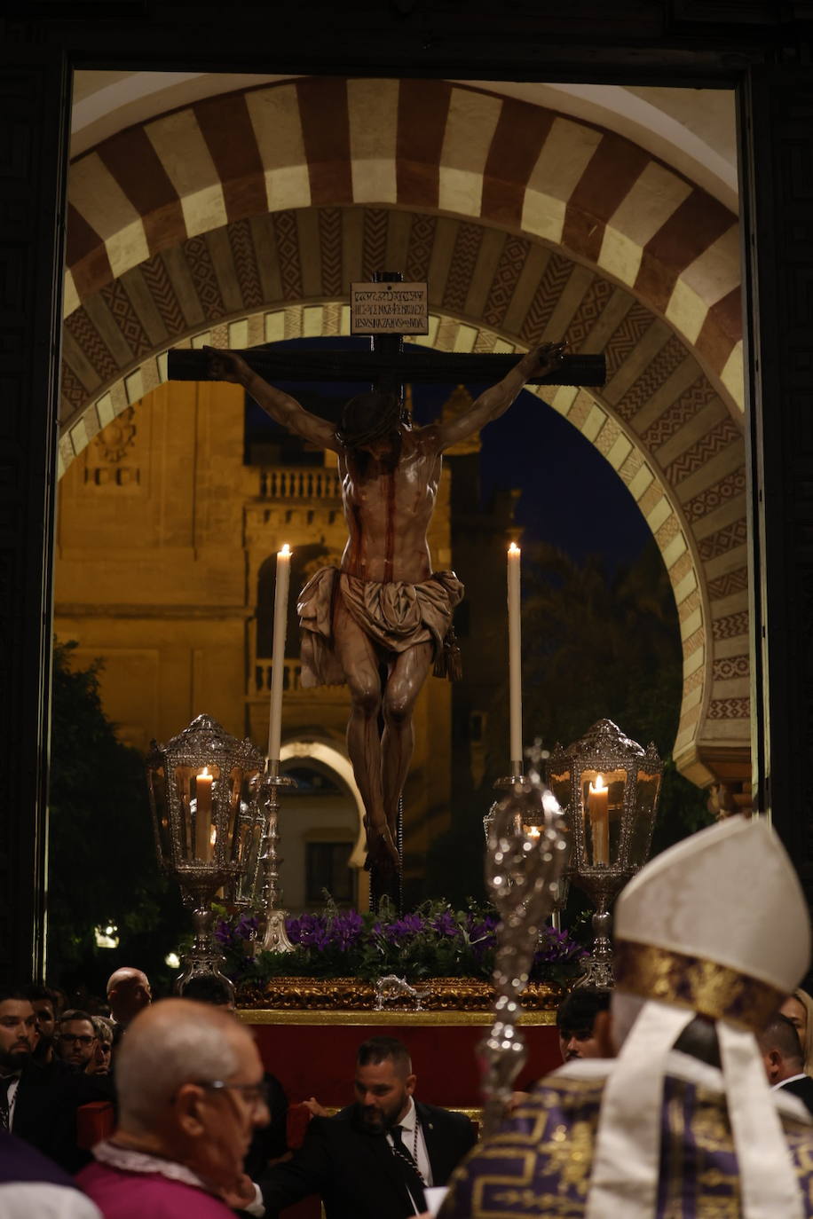 Fotos: El sobrecogedor Vía Crucis de las hermandades en torno al Cristo de la Piedad de Córdoba