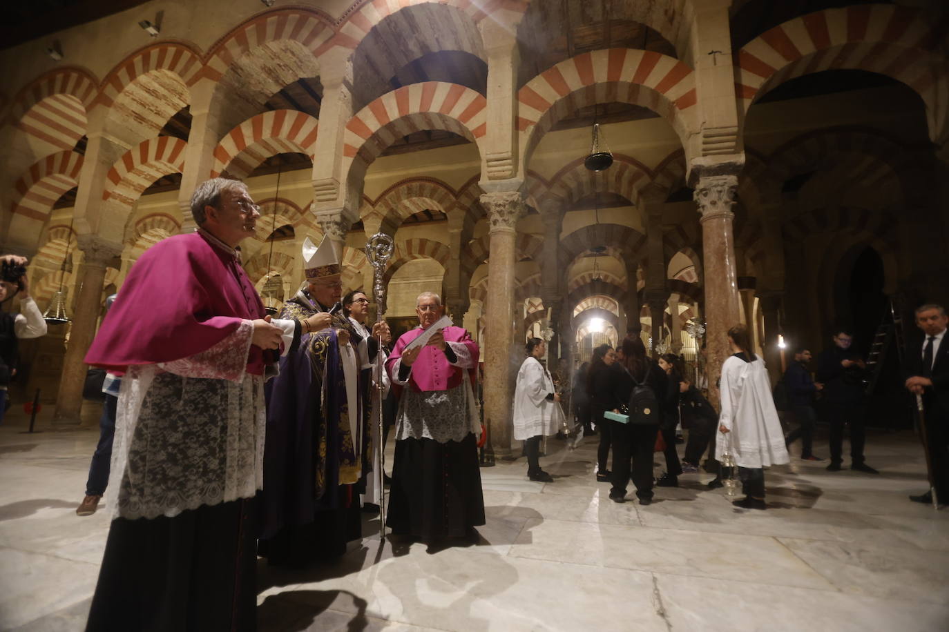 Fotos: El sobrecogedor Vía Crucis de las hermandades en torno al Cristo de la Piedad de Córdoba