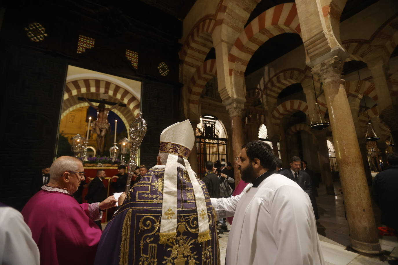 Fotos: El sobrecogedor Vía Crucis de las hermandades en torno al Cristo de la Piedad de Córdoba