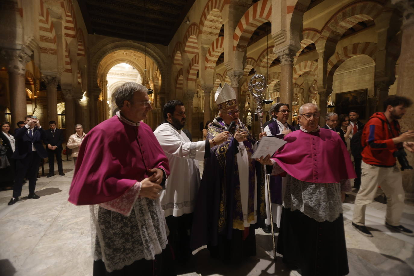 Fotos: El sobrecogedor Vía Crucis de las hermandades en torno al Cristo de la Piedad de Córdoba