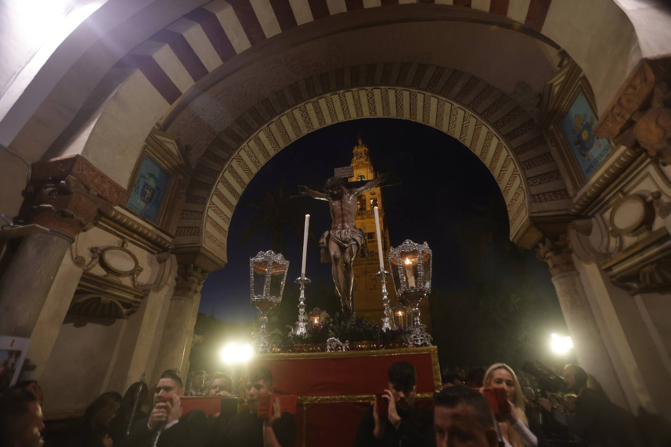 Fotos: El sobrecogedor Vía Crucis de las hermandades en torno al Cristo de la Piedad de Córdoba