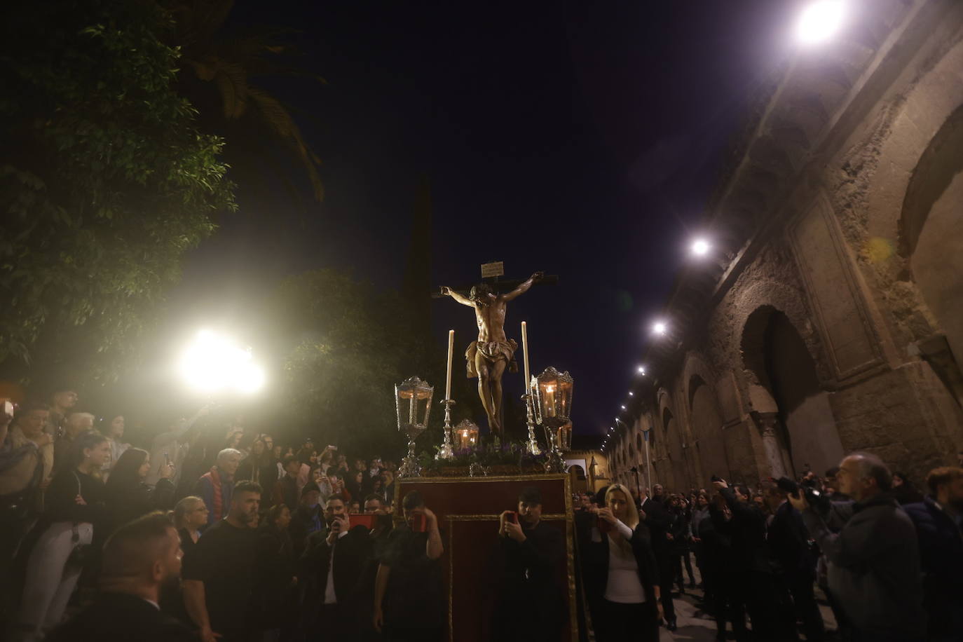 Fotos: El sobrecogedor Vía Crucis de las hermandades en torno al Cristo de la Piedad de Córdoba