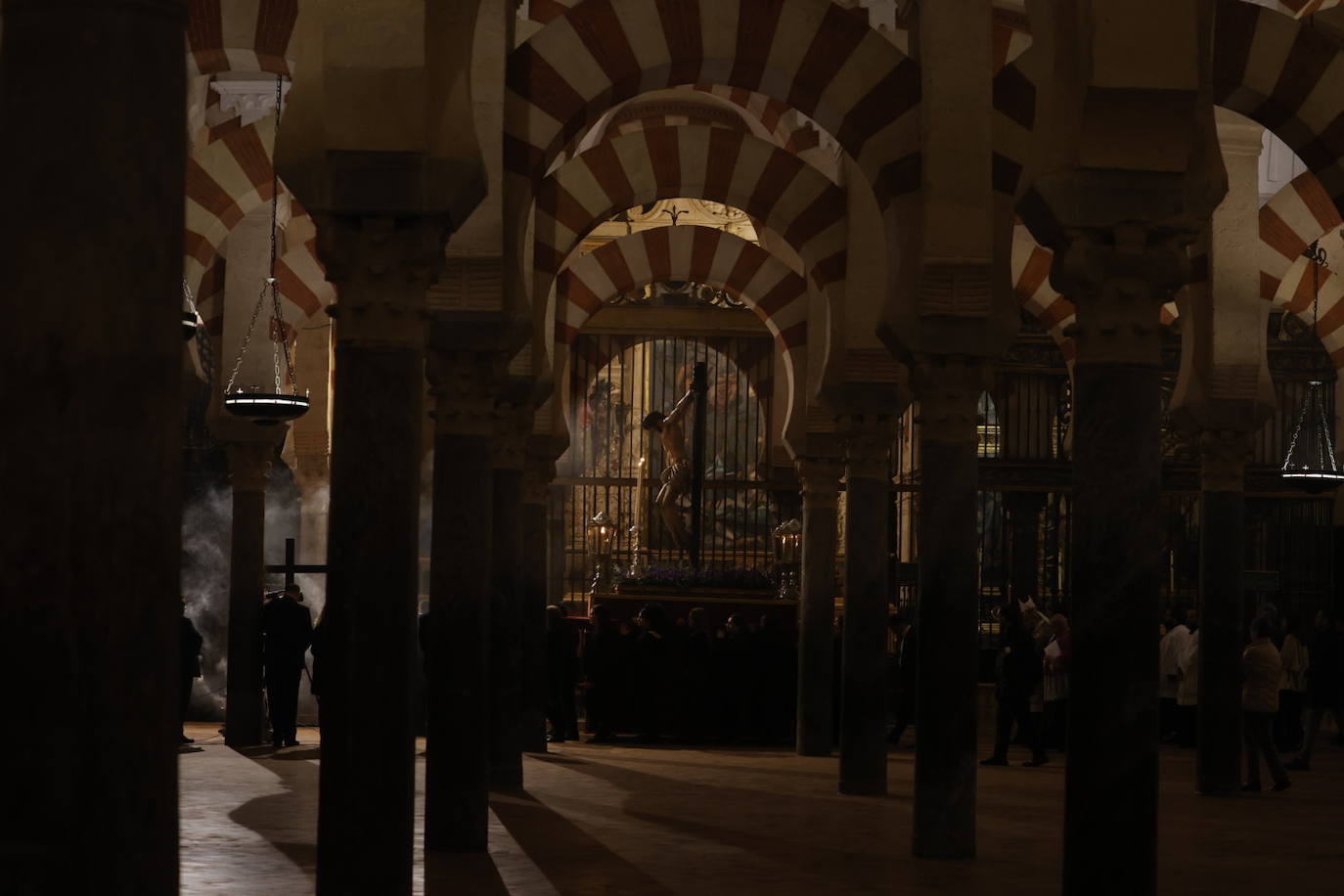 Fotos: El sobrecogedor Vía Crucis de las hermandades en torno al Cristo de la Piedad de Córdoba